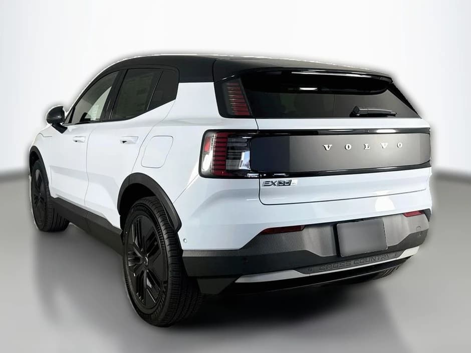 Volvo EX30 Cross Country Ultra Twin Motor AWD 2026 — side view