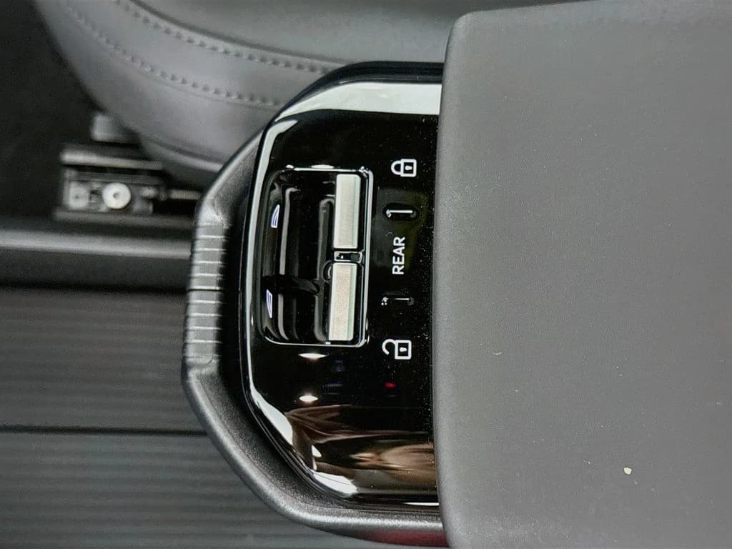Volvo EX30 Cross Country Ultra Twin Motor AWD 2026 — side view