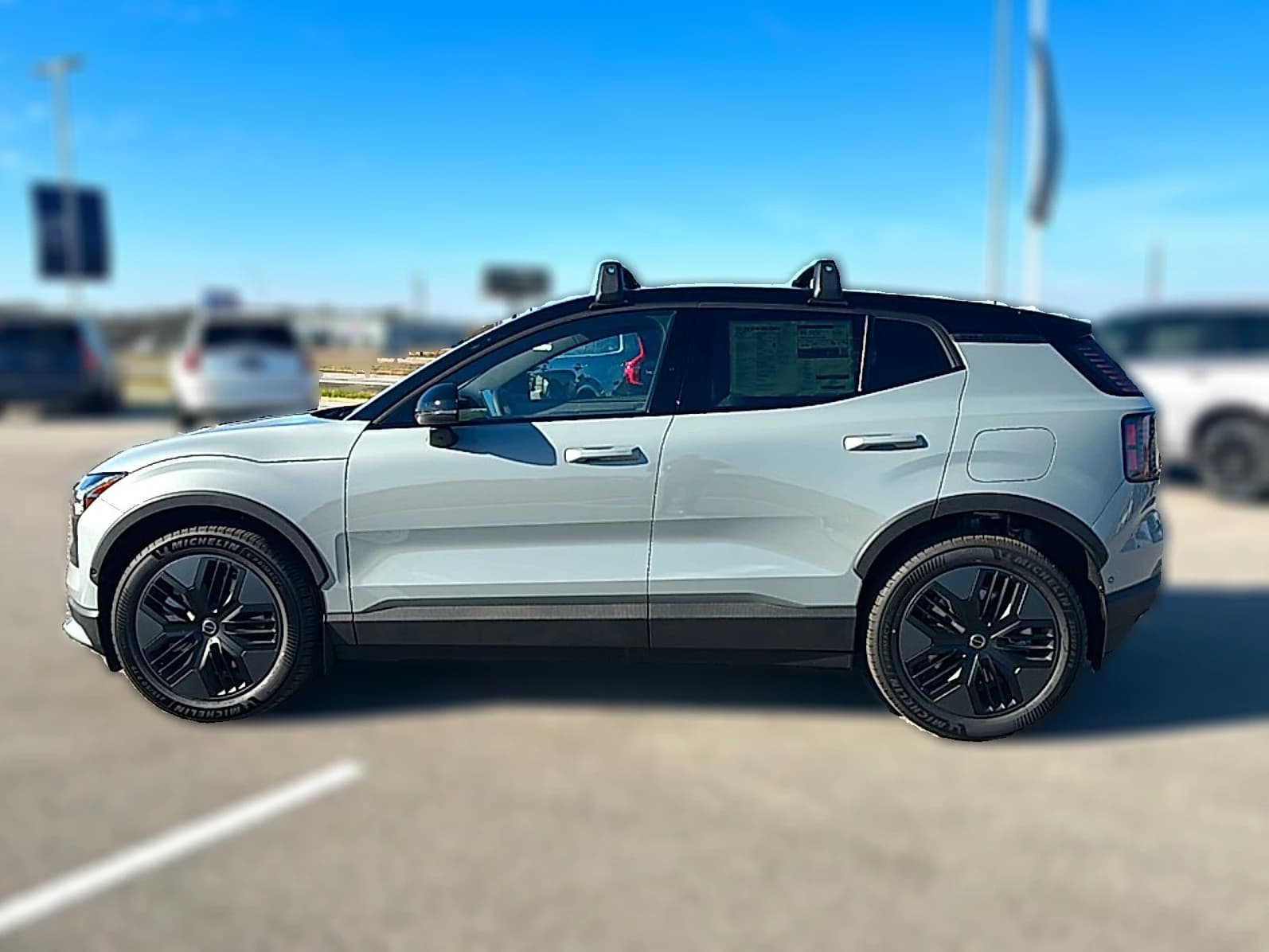 Volvo EX30 Cross Country Ultra Twin Motor AWD 2026 — side view