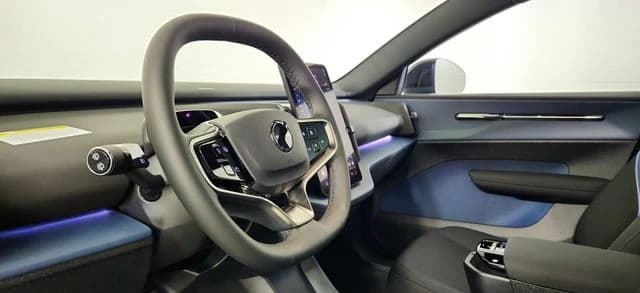 Volvo EX30 Cross Country Ultra Twin Motor AWD 2026 — side view