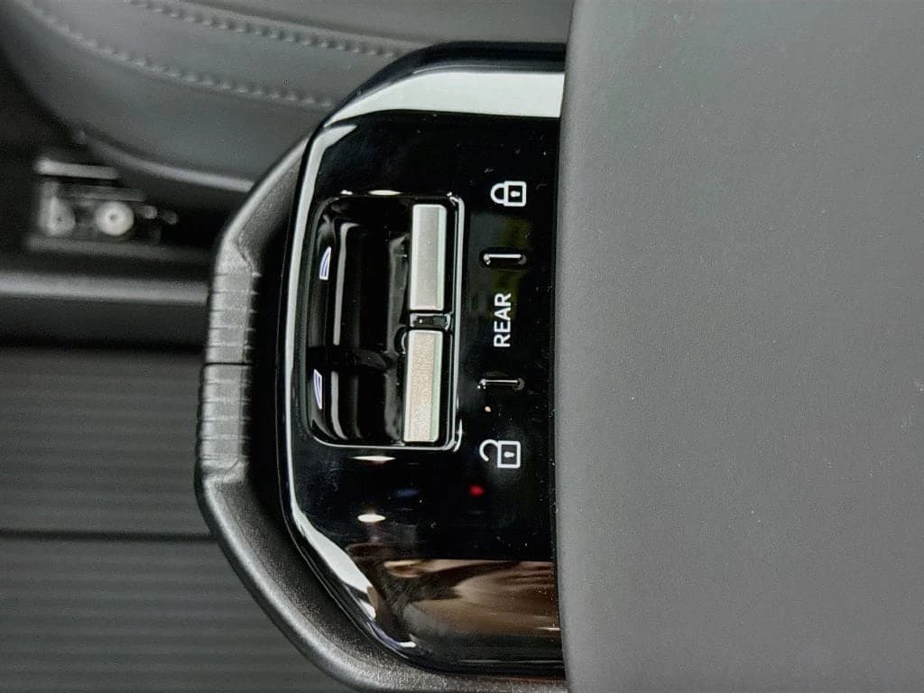 Volvo EX30 Cross Country Ultra Twin Motor AWD 2026 — side view