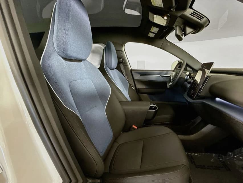 Volvo EX30 Cross Country Ultra Twin Motor AWD 2026 — side view