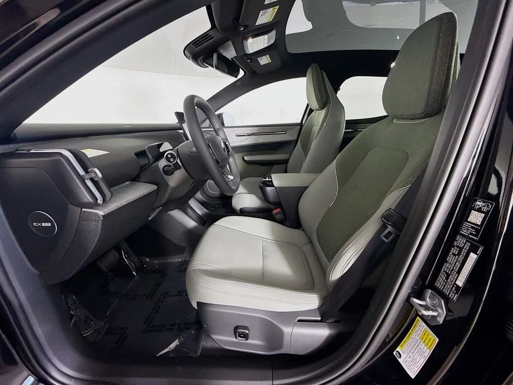 Volvo EX30 Plus Twin Motor AWD 2026 — side view