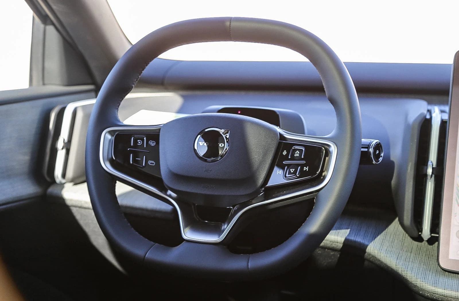 Volvo EX30 Plus Twin Motor AWD 2026 — side view