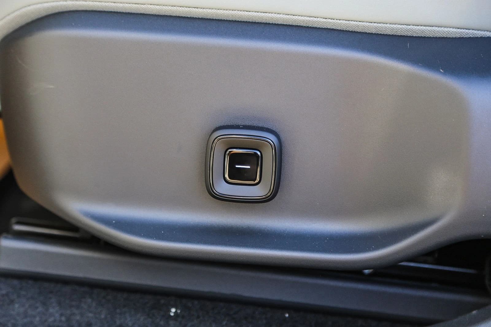 Volvo EX30 Plus Twin Motor AWD 2026 — side view