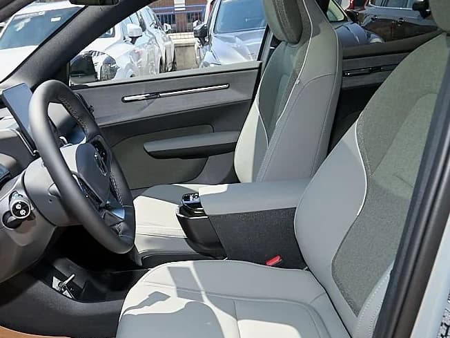 Volvo EX30 Plus Twin Motor AWD 2026 — side view