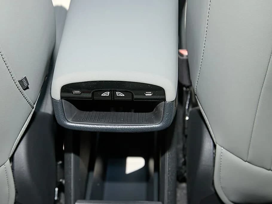 Volvo EX30 Plus Twin Motor AWD 2026 — side view