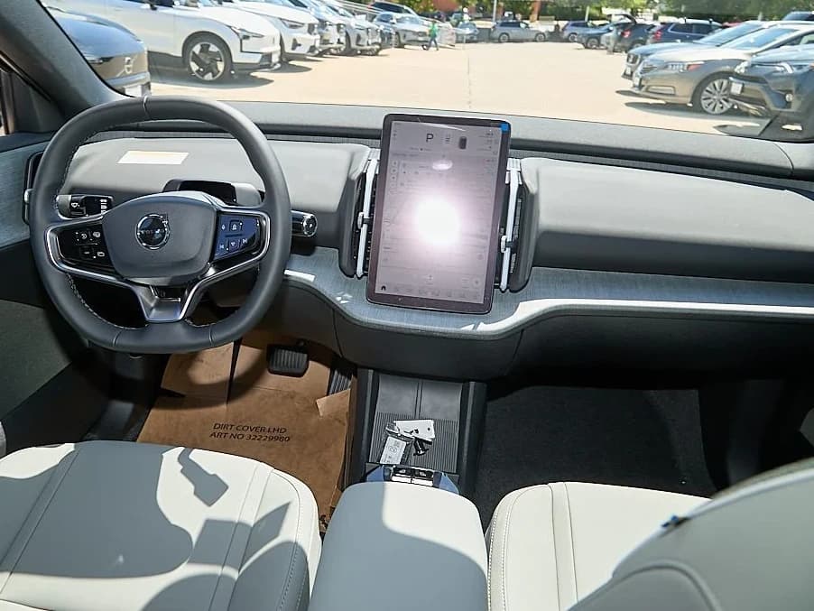 Volvo EX30 Plus Twin Motor AWD 2026 — side view