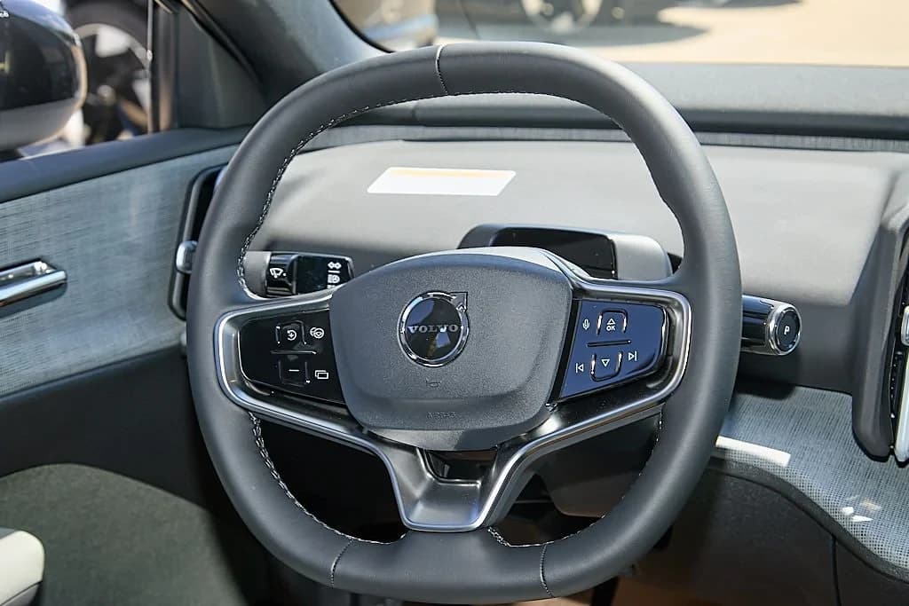 Volvo EX30 Plus Twin Motor AWD 2026 — side view