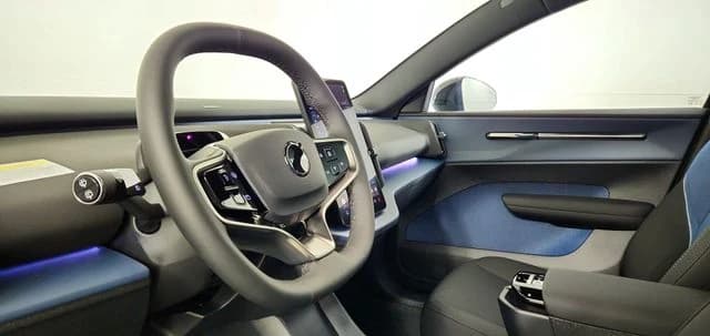 Volvo EX30 Plus Twin Motor AWD 2026 — side view