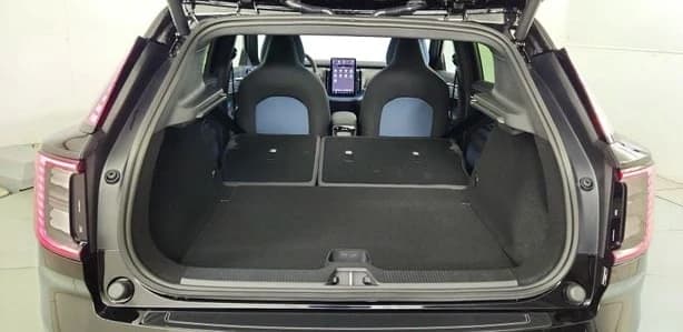 Volvo EX30 Plus Twin Motor AWD 2026 — side view
