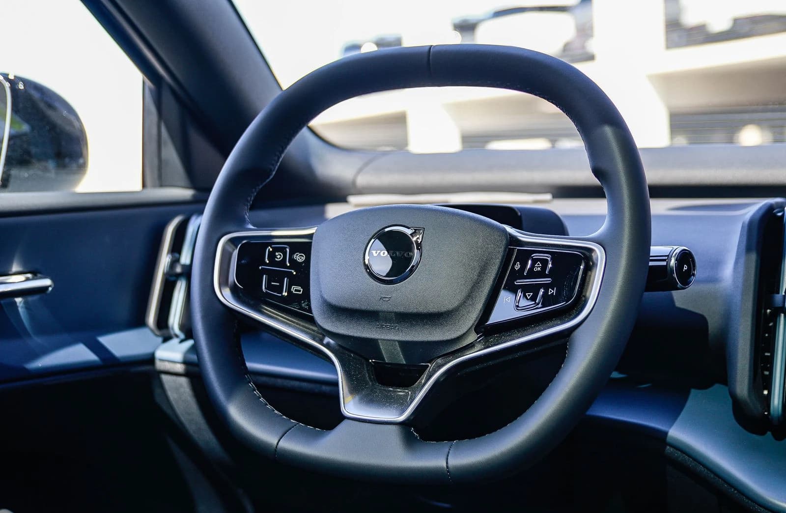 Volvo EX30 Plus Twin Motor AWD 2026 — side view
