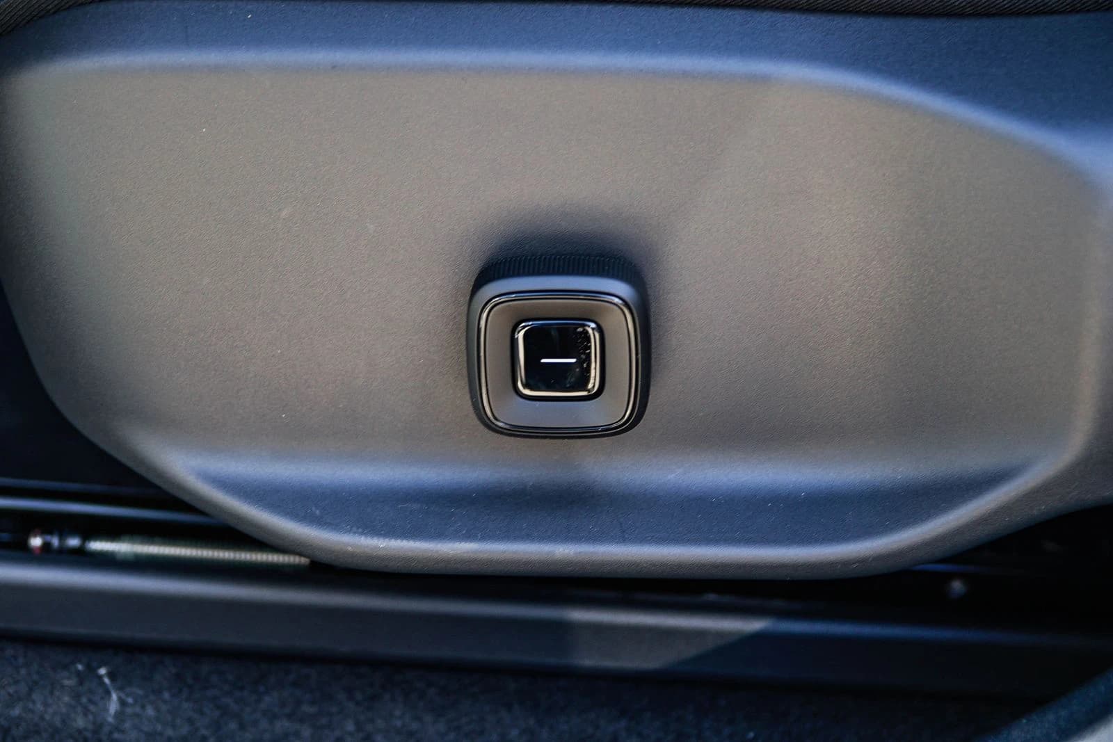 Volvo EX30 Plus Twin Motor AWD 2026 — side view