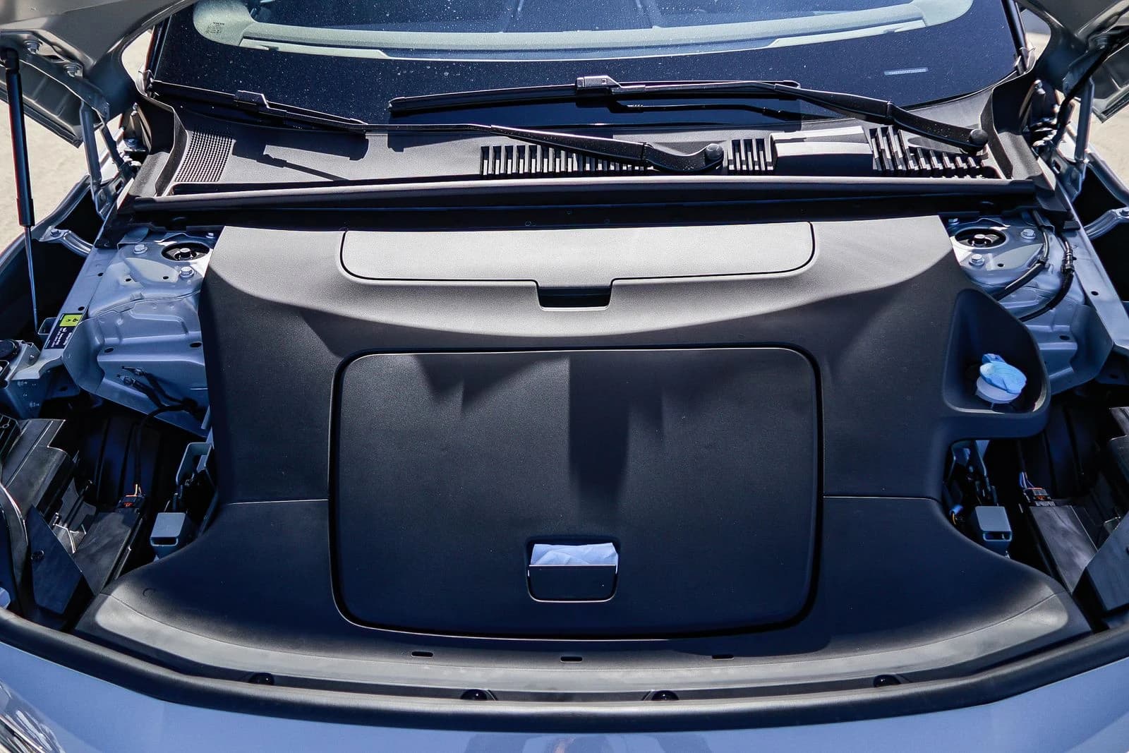 Volvo EX30 Plus Twin Motor AWD 2026 — side view