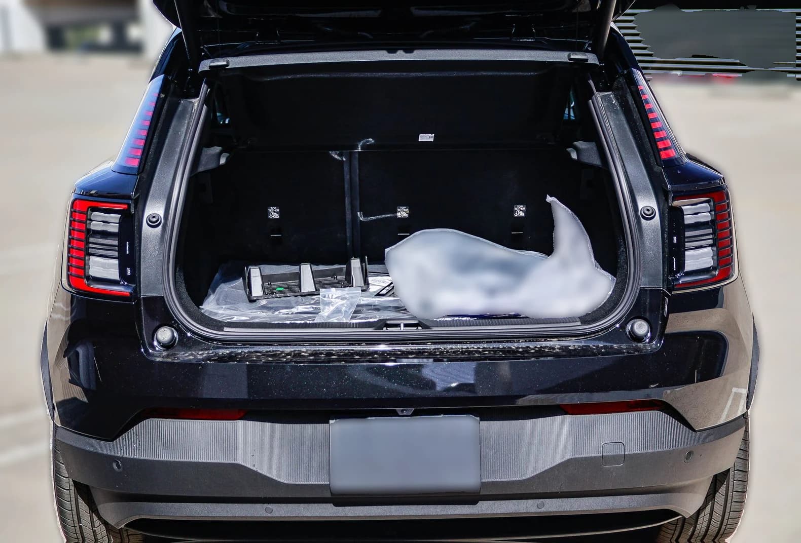 Volvo EX30 Ultra Twin Motor AWD 2026 — side view