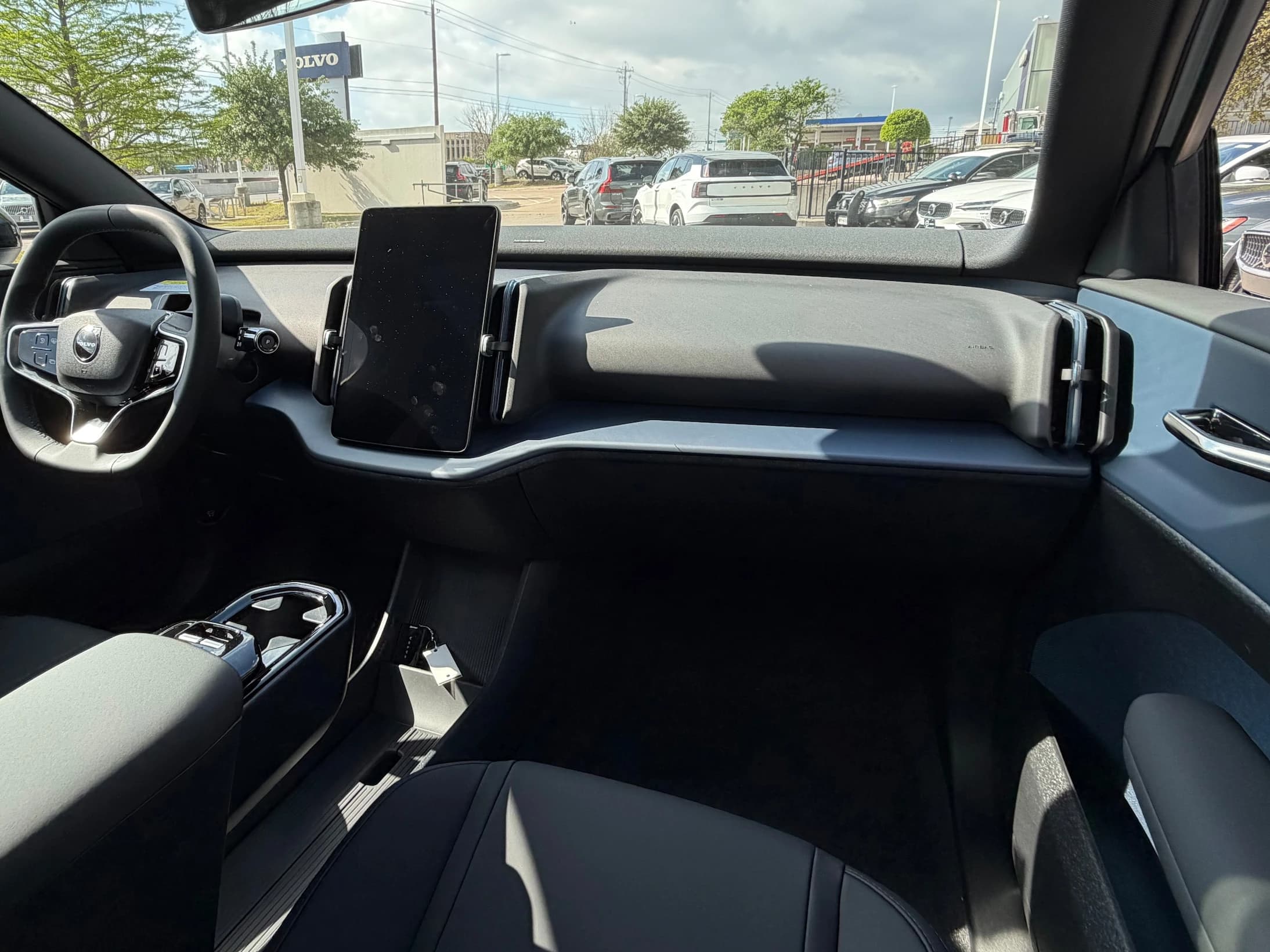 Volvo EX30 Plus Single Motor RWD 2026 — side view