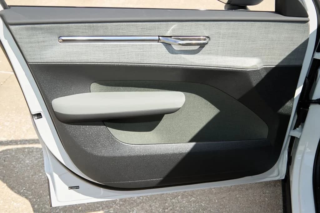 Volvo EX30 Plus Single Motor RWD 2026 — side view