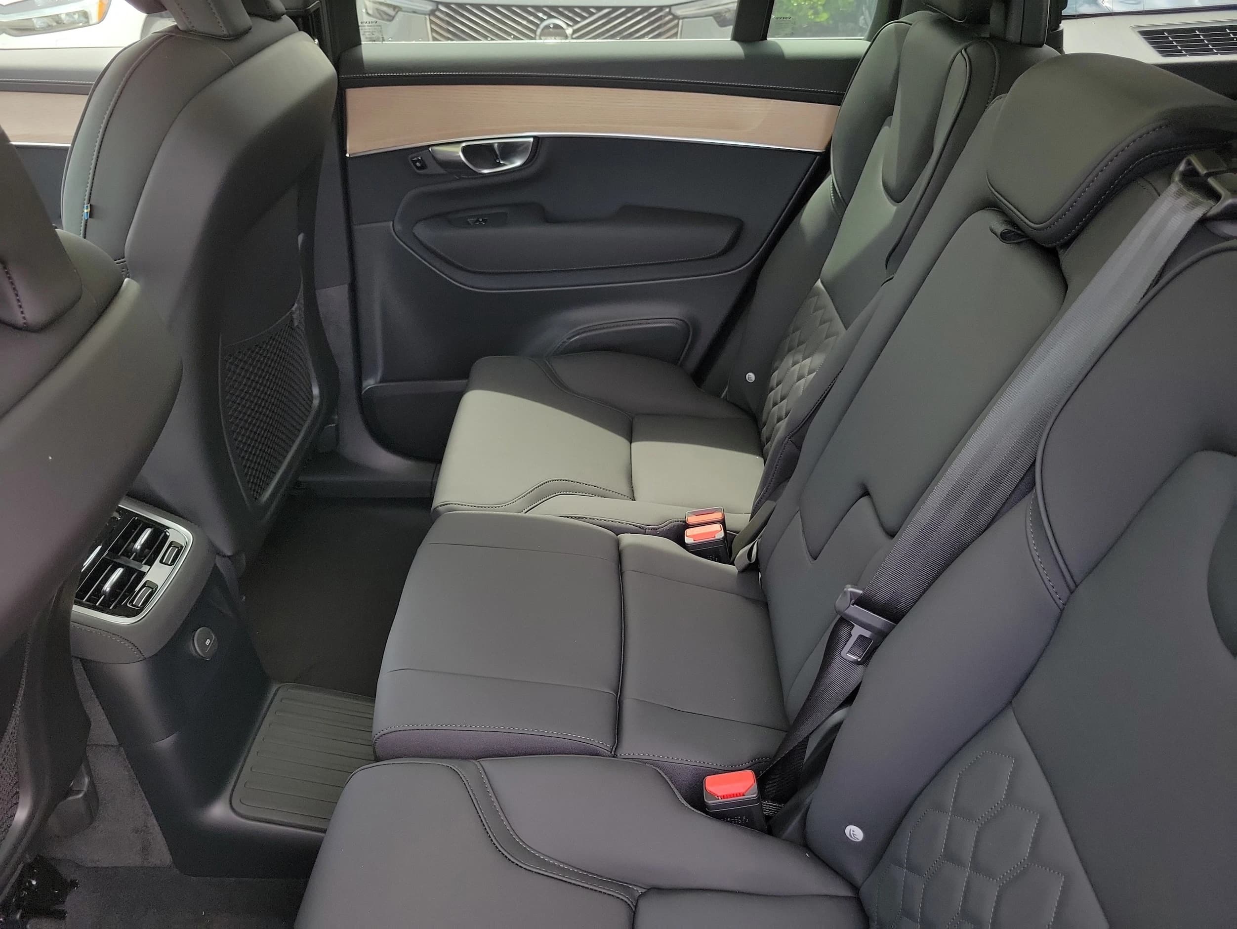 Volvo XC90 Plug-In Hybrid Plus T8 AWD 7-Seater 2026 — side view