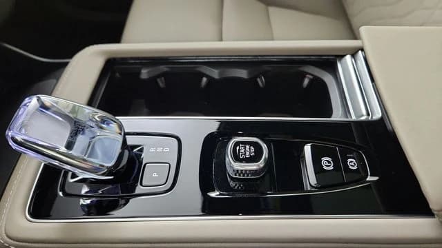 Volvo XC90 Plug-In Hybrid Plus T8 AWD 7-Seater 2026 — side view