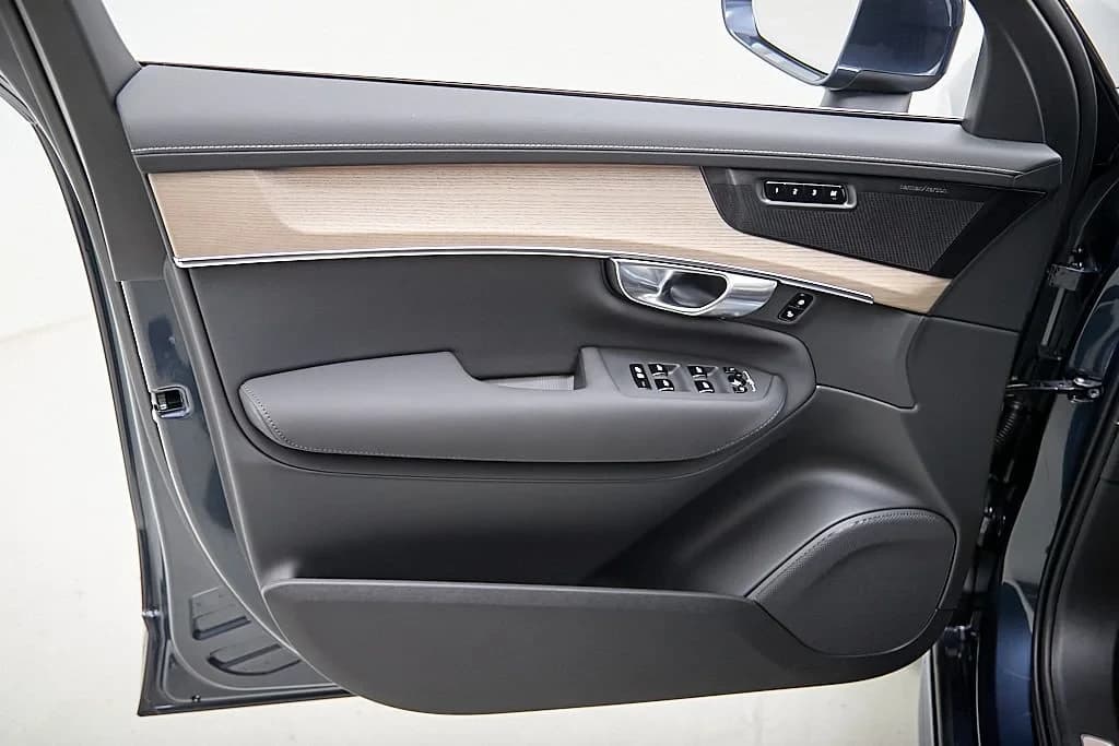 Volvo XC90 Plug-In Hybrid Plus T8 AWD 7-Seater 2026 — side view