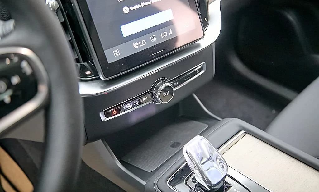 Volvo XC90 Plug-In Hybrid Plus T8 AWD 7-Seater 2026 — side view