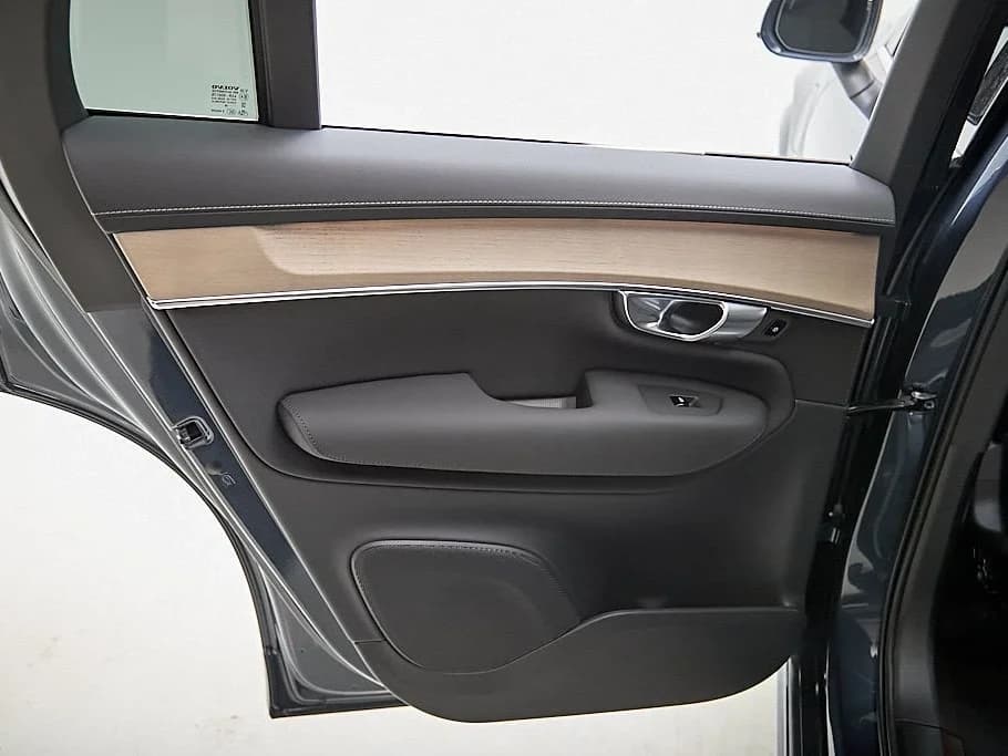 Volvo XC90 Plug-In Hybrid Plus T8 AWD 7-Seater 2026 — side view