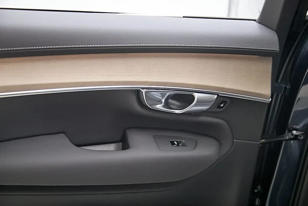 Volvo XC90 Plug-In Hybrid Plus T8 AWD 7-Seater 2026 — side view