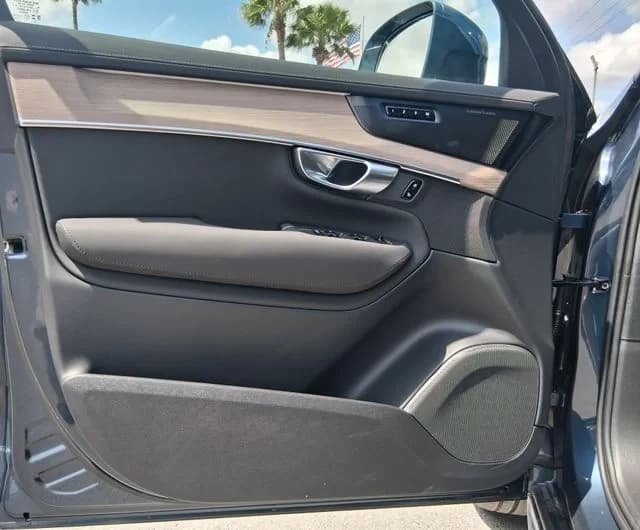 Volvo XC90 Plug-In Hybrid Plus T8 AWD 7-Seater 2026 — side view