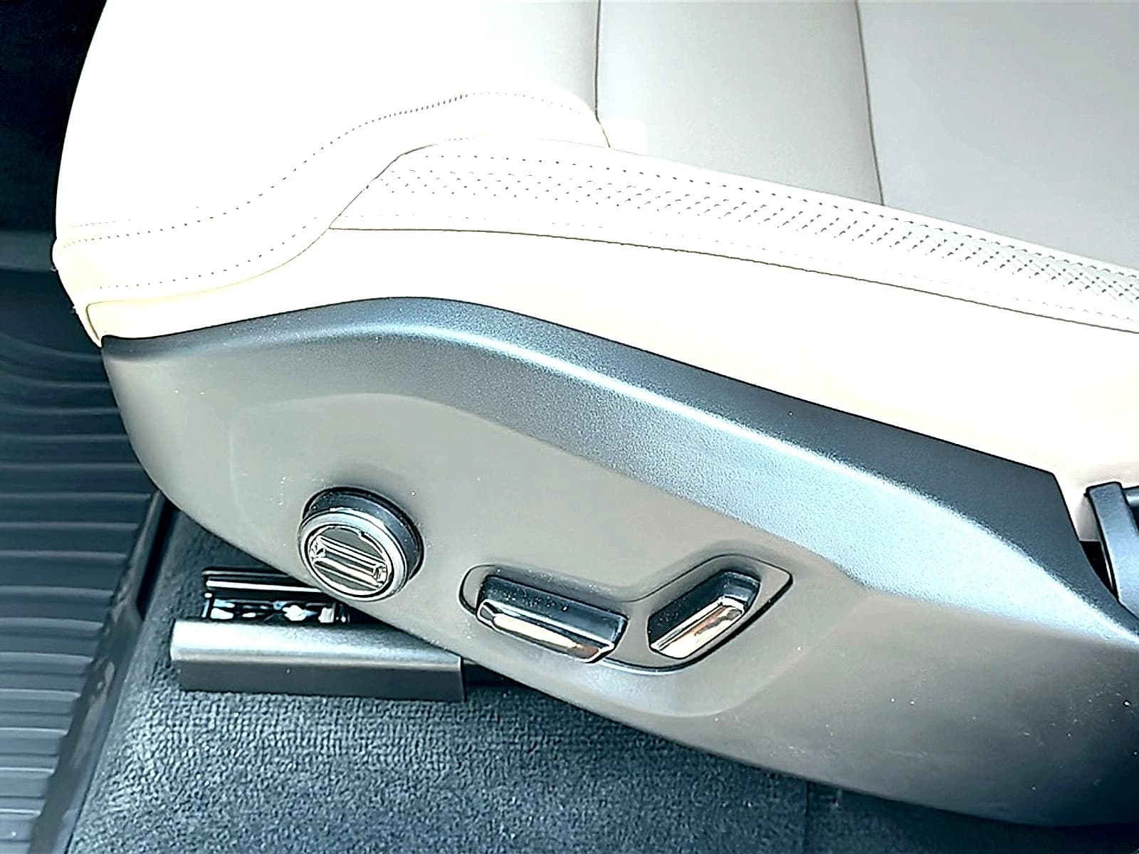 Volvo XC90 Plug-In Hybrid Plus T8 AWD 7-Seater 2026 — side view