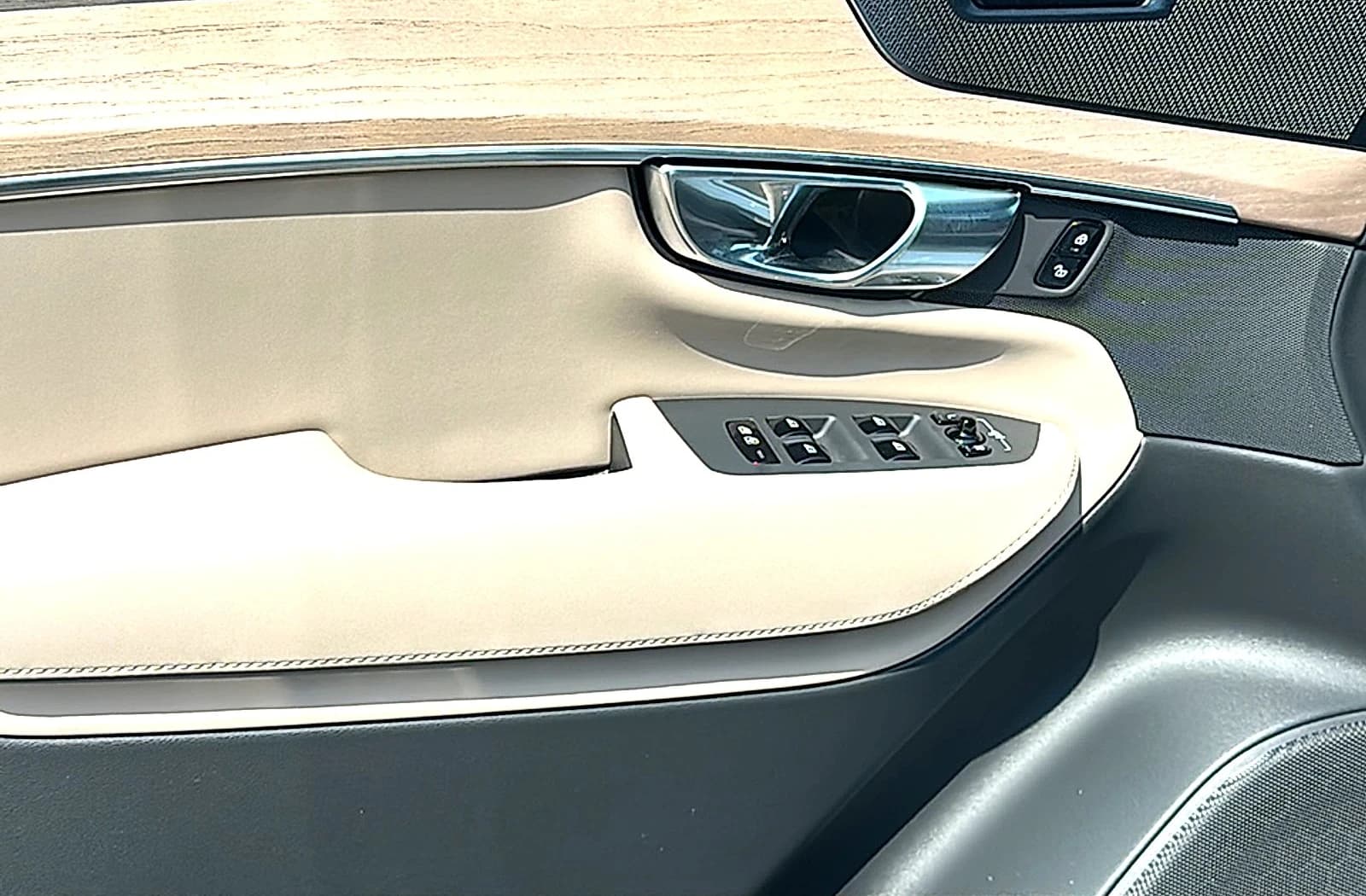 Volvo XC90 Plug-In Hybrid Plus T8 AWD 7-Seater 2026 — side view