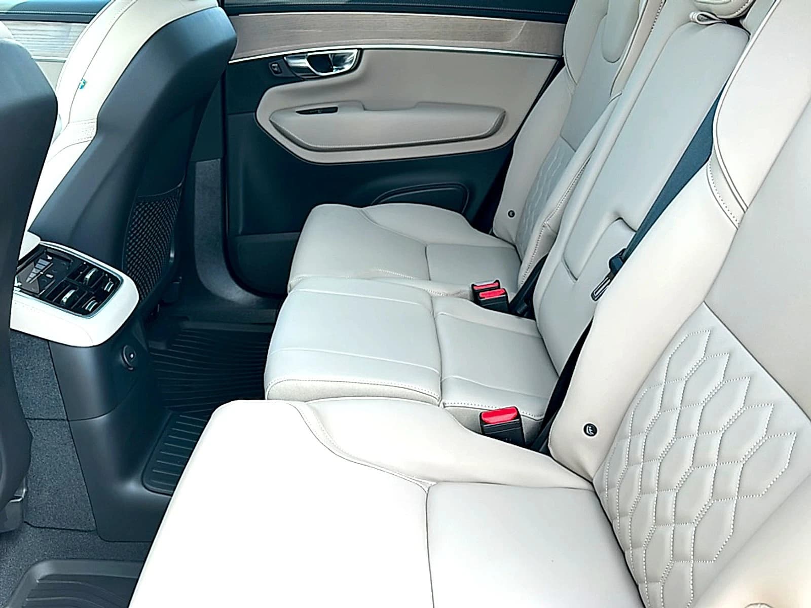 Volvo XC90 Plug-In Hybrid Plus T8 AWD 7-Seater 2026 — side view