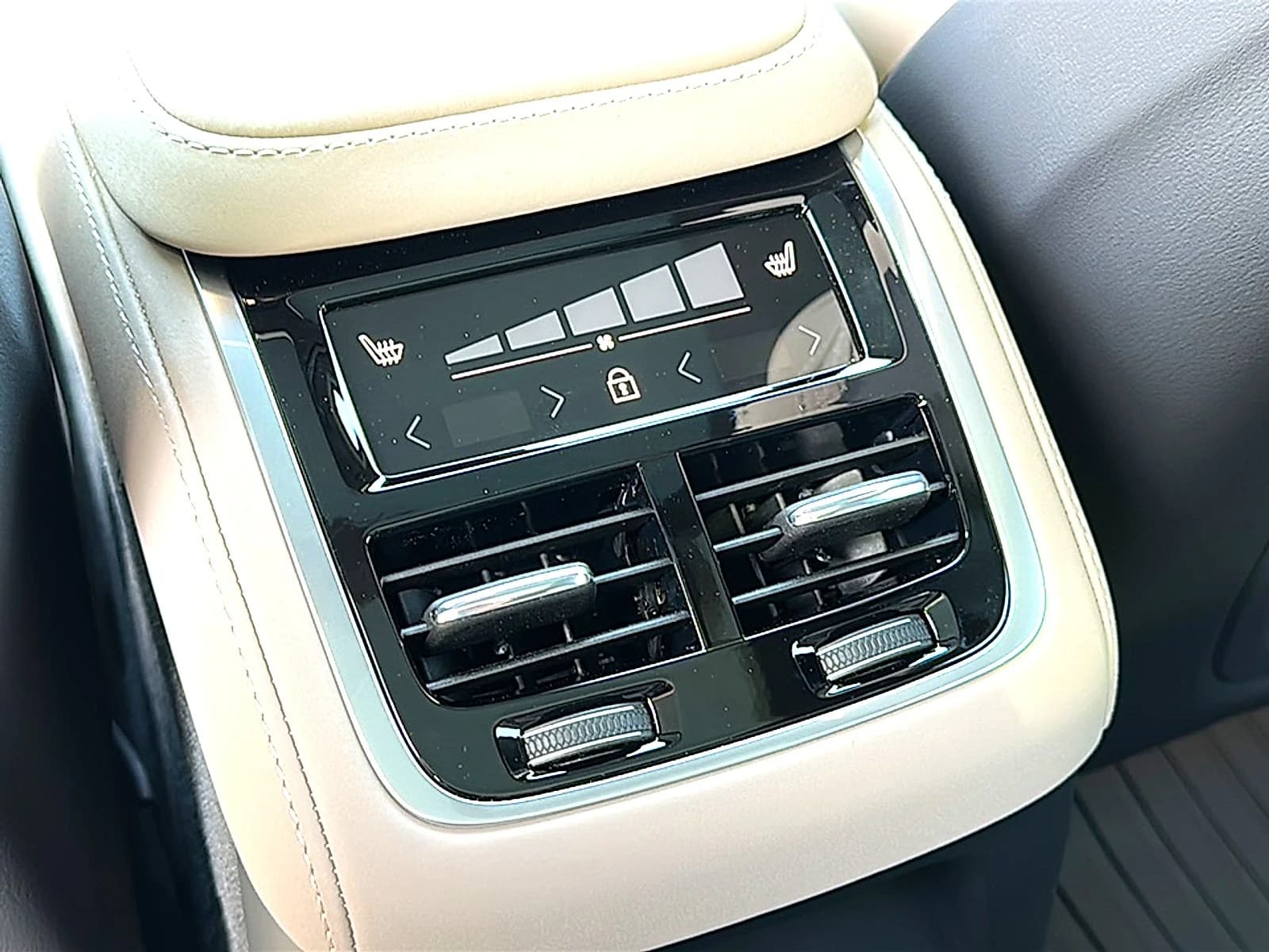 Volvo XC90 Plug-In Hybrid Plus T8 AWD 7-Seater 2026 — side view