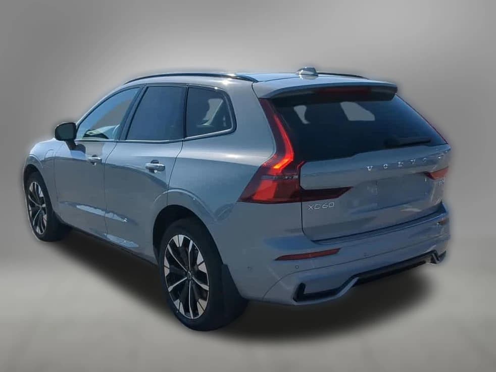 Volvo XC60 Plug-In Hybrid Plus T8 AWD 2026 — side view