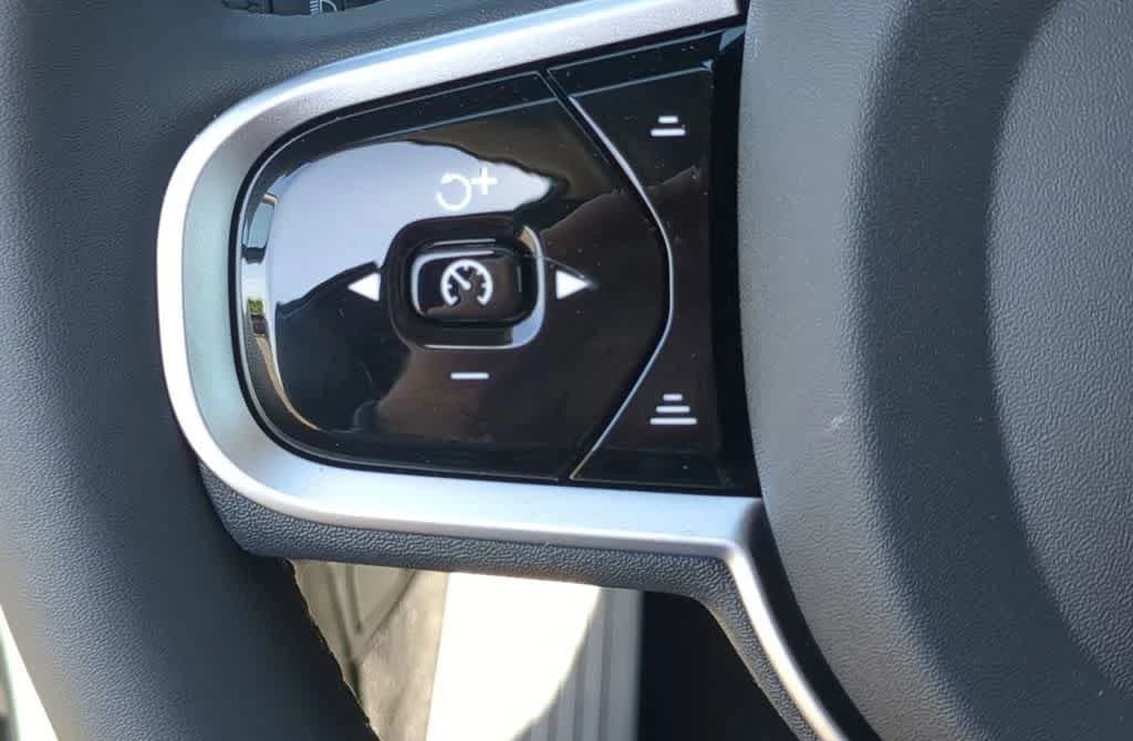 Volvo XC60 Plug-In Hybrid Plus T8 AWD 2026 — side view
