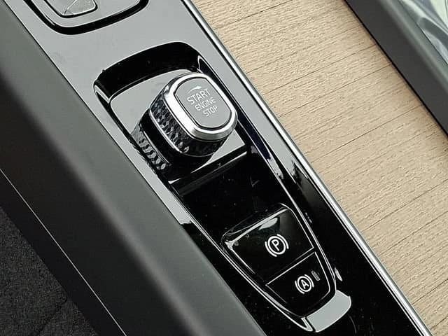 Volvo XC60 Plug-In Hybrid Plus T8 AWD 2026 — side view