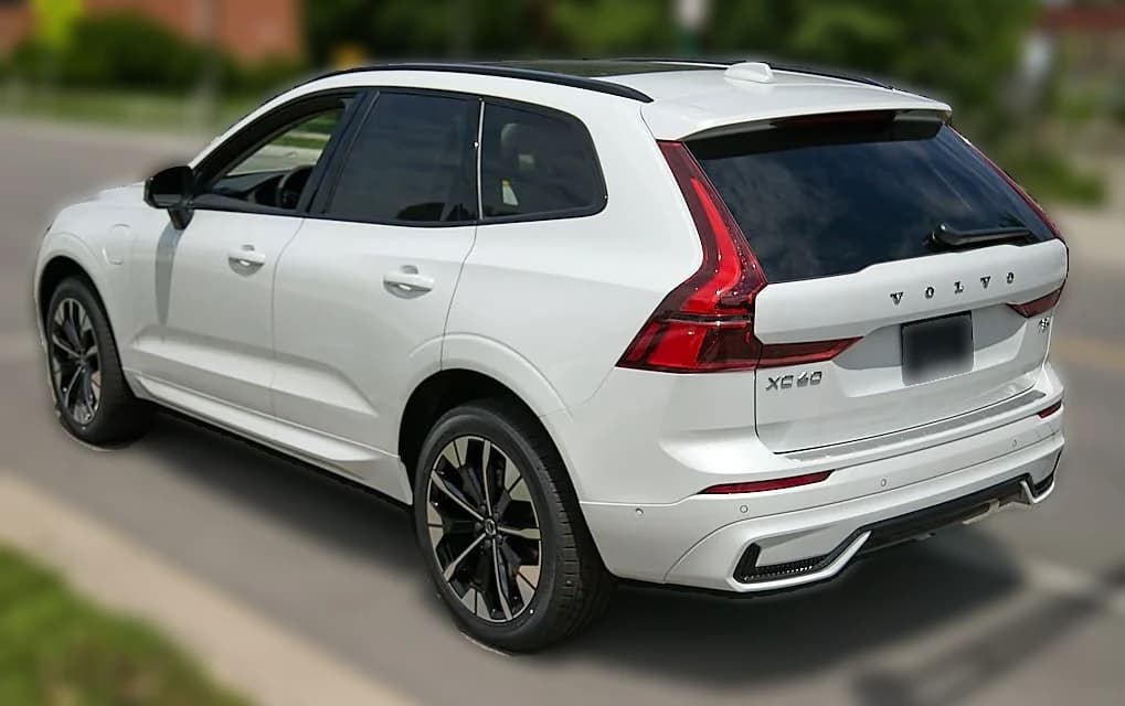 Volvo XC60 Plug-In Hybrid Plus T8 AWD 2026 — side view