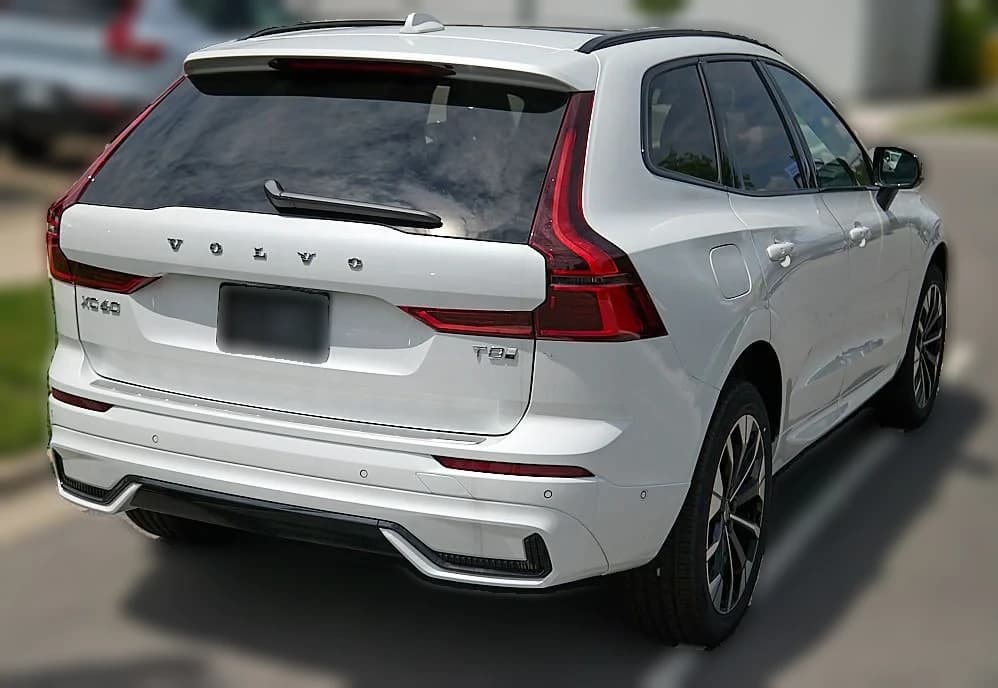 Volvo XC60 Plug-In Hybrid Plus T8 AWD 2026 — side view