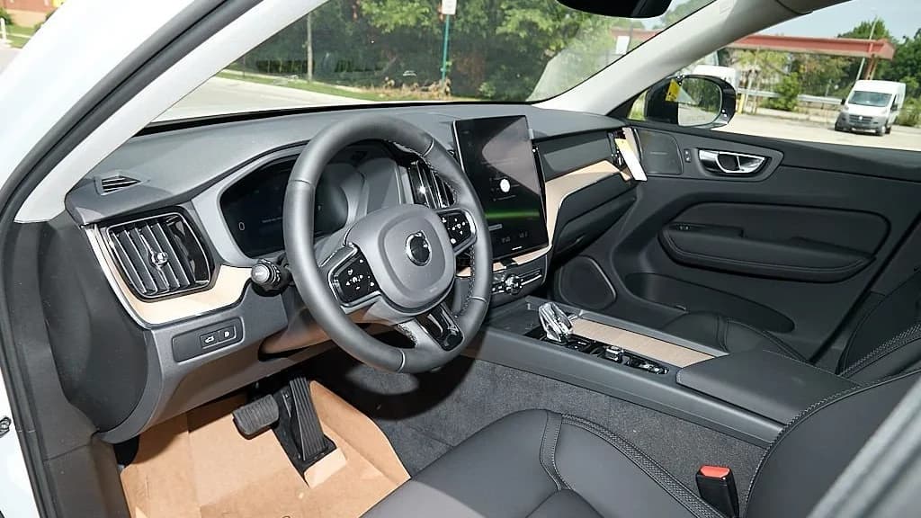 Volvo XC60 Plug-In Hybrid Plus T8 AWD 2026 — side view