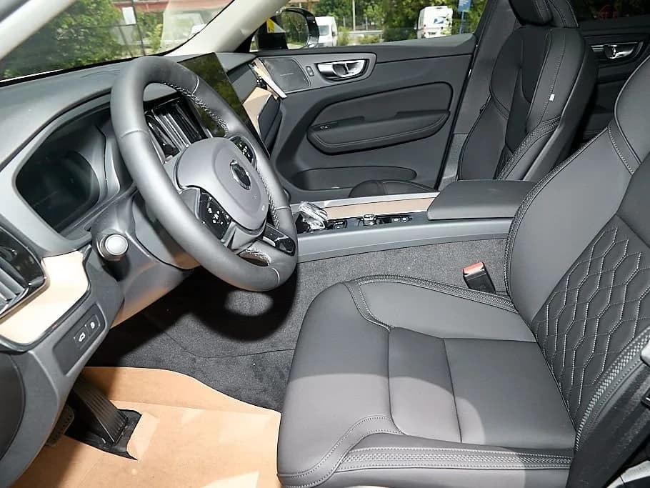 Volvo XC60 Plug-In Hybrid Plus T8 AWD 2026 — side view