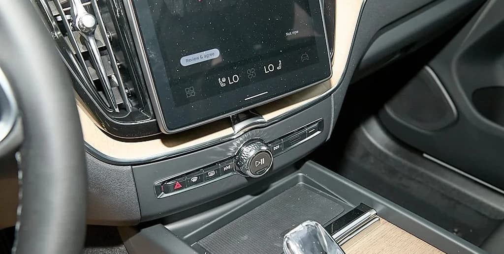 Volvo XC60 Plug-In Hybrid Plus T8 AWD 2026 — side view