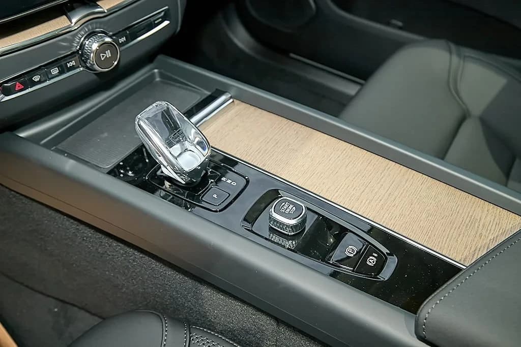 Volvo XC60 Plug-In Hybrid Plus T8 AWD 2026 — side view
