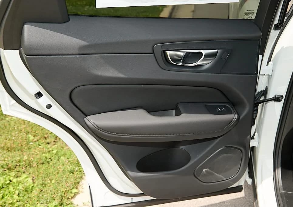 Volvo XC60 Plug-In Hybrid Plus T8 AWD 2026 — side view