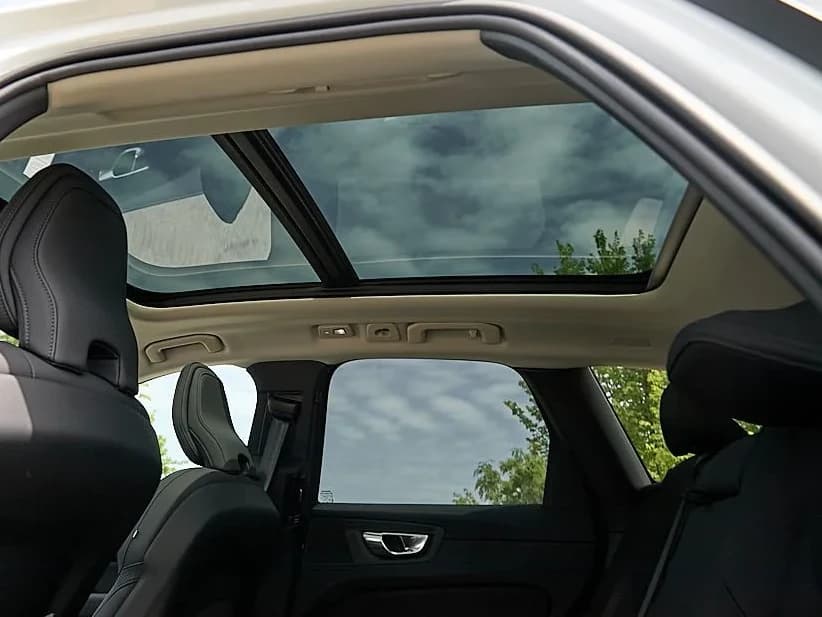 Volvo XC60 Plug-In Hybrid Plus T8 AWD 2026 — side view