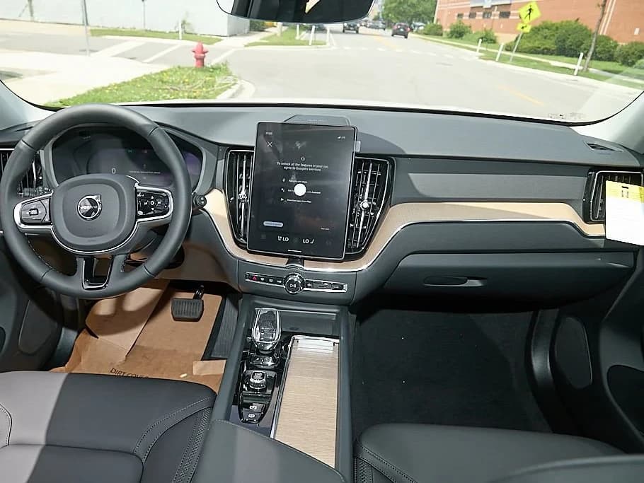 Volvo XC60 Plug-In Hybrid Plus T8 AWD 2026 — side view
