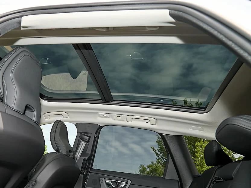 Volvo XC60 Plug-In Hybrid Plus T8 AWD 2026 — side view