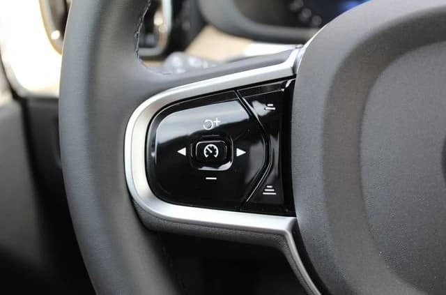 Volvo XC60 Plug-In Hybrid Plus T8 AWD 2026 — side view
