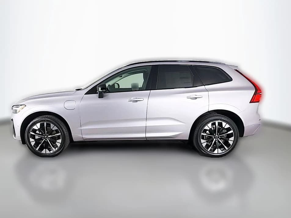 Volvo XC60 Plug-In Hybrid Plus T8 AWD 2026 — side view