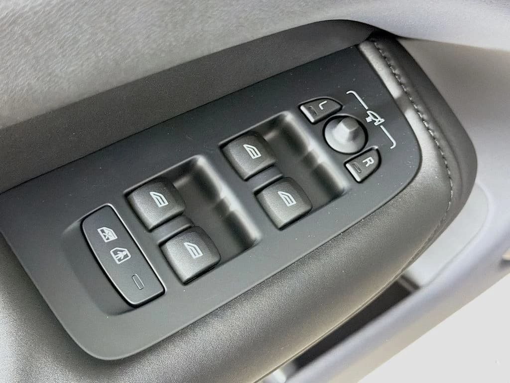 Volvo XC60 Plug-In Hybrid Plus T8 AWD 2026 — side view
