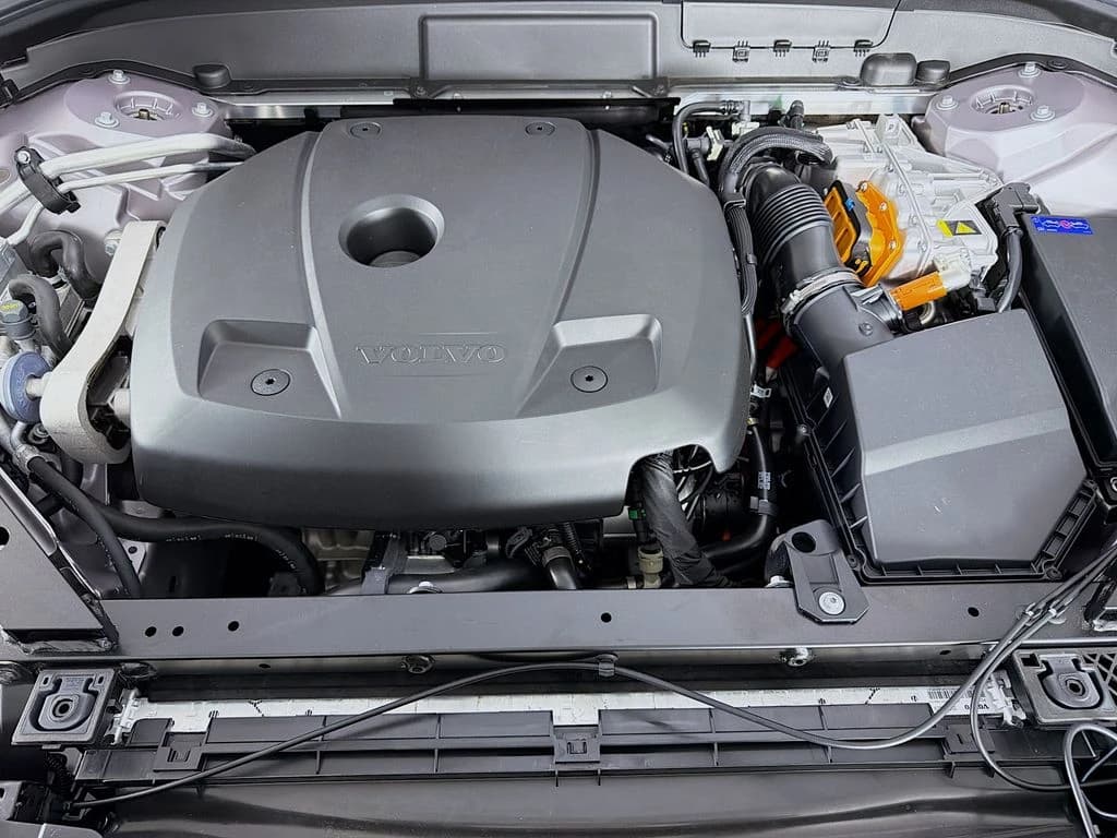 Volvo XC60 Plug-In Hybrid Plus T8 AWD 2026 — side view