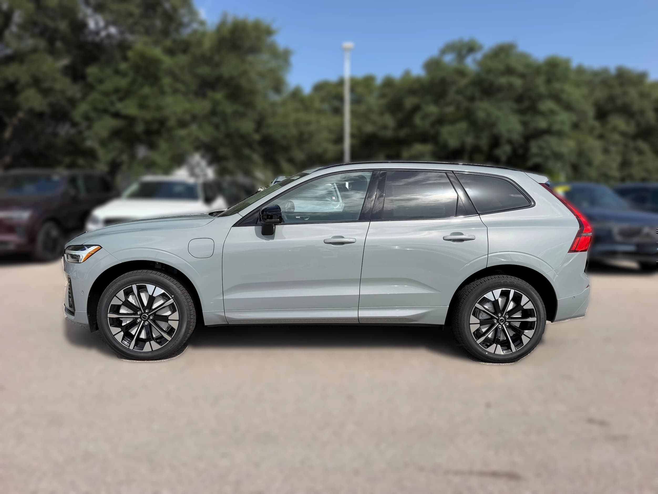 Volvo XC60 Plug-In Hybrid Plus T8 AWD 2026 — side view